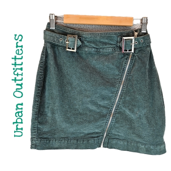 Urban Outfitters Womens Green Corduroy Mini Skirt Sz M Front Zip 2 buckles - Picture 1 of 10